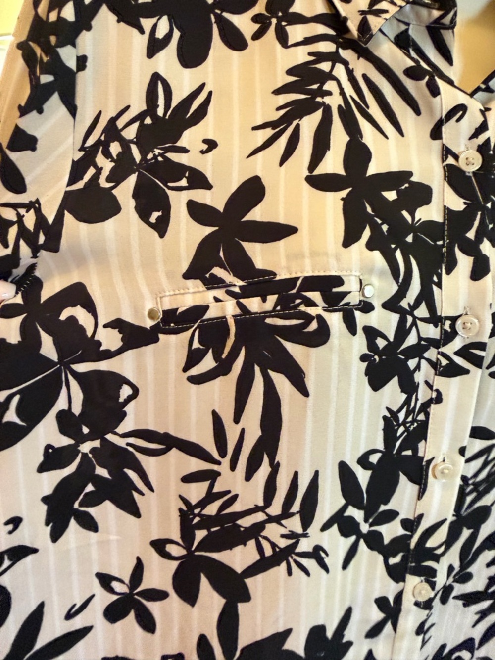 Apt. 9 Black & White Floral Button-Front Blouse Excellent Condition - Picture 8 of 10